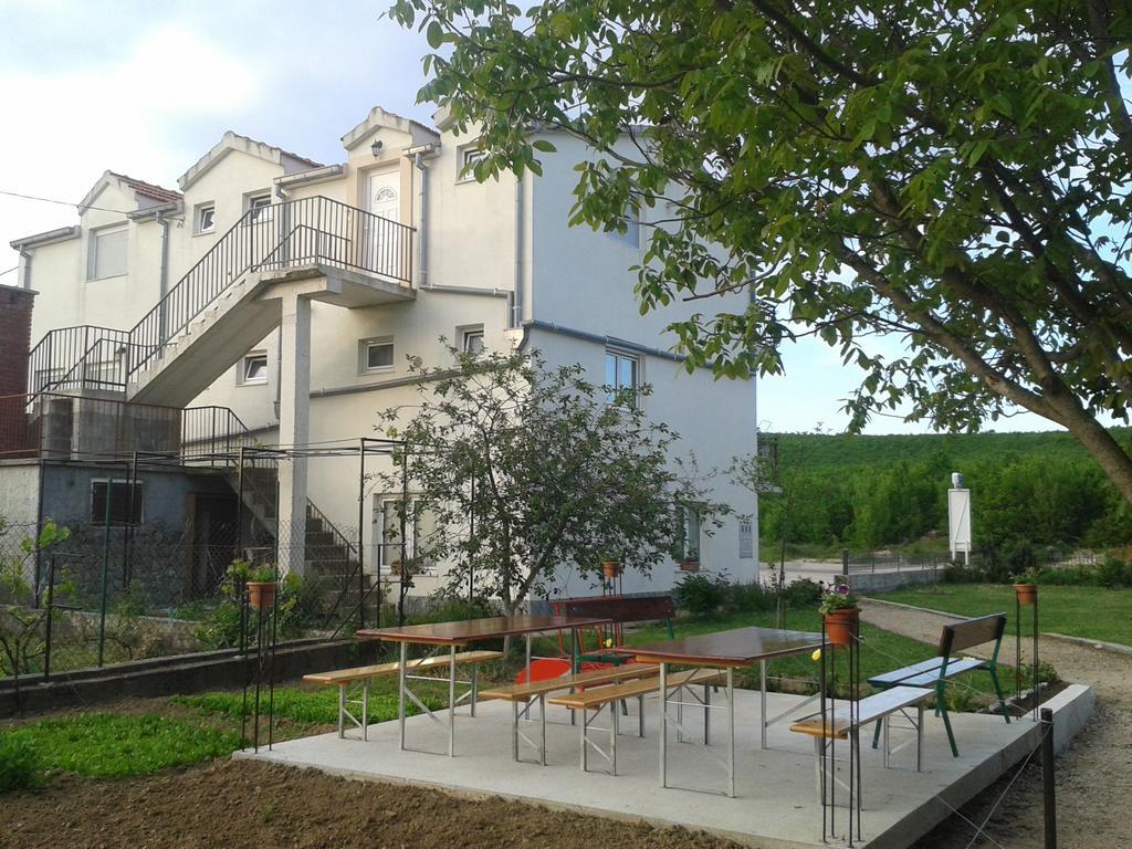Trilj Apartman Jurika Exterior photo