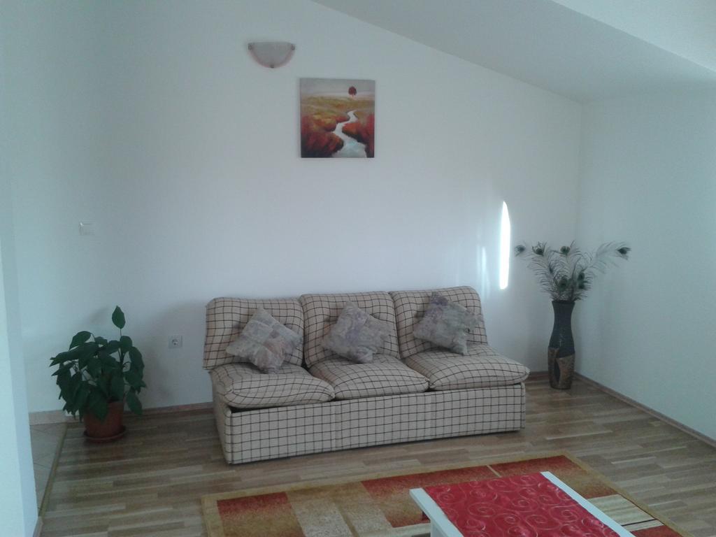 Trilj Apartman Jurika Exterior photo